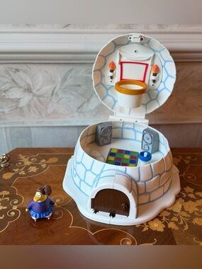 2009 Disney Club Penguin Igloo Playset w/ Figure Dance Floor Works Great